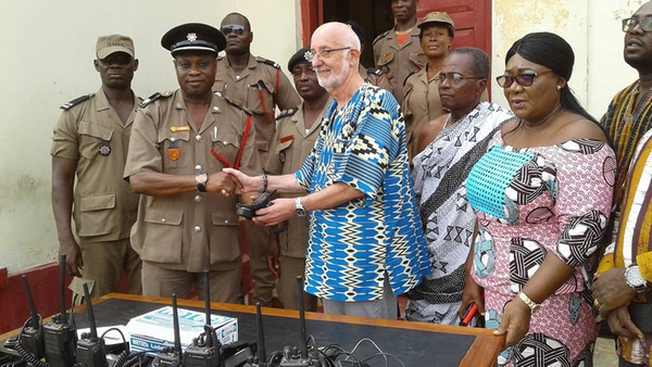 Walkie-Talkie-Spende in Ghana übergeben